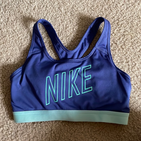 Nike sports bra size medium
